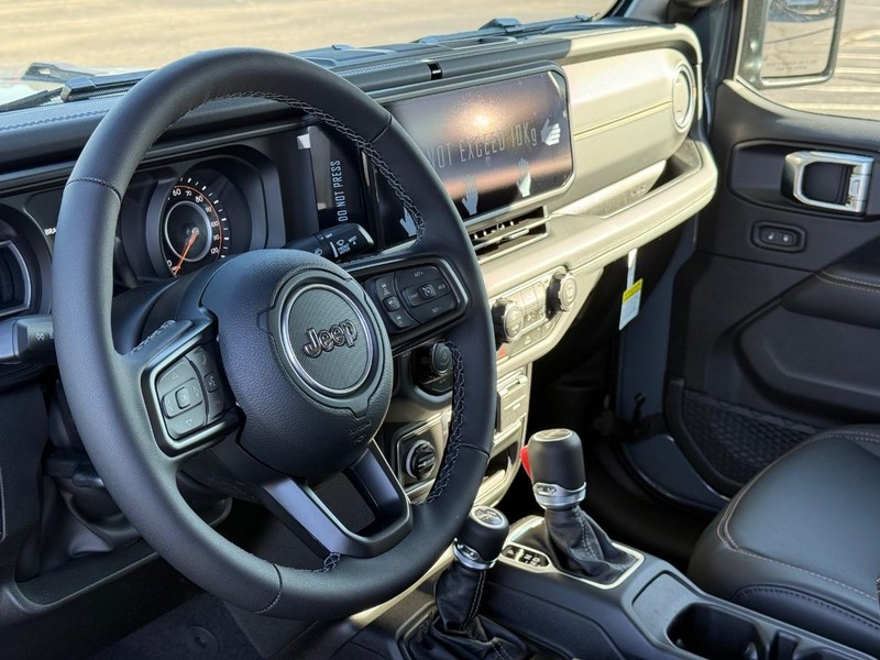 Jeep Gladiator Vehicle Full-screen Gallery Image 18