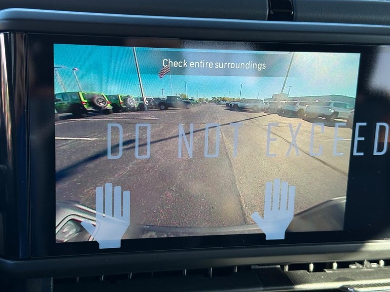 Jeep Gladiator Vehicle Full-screen Gallery Image 24