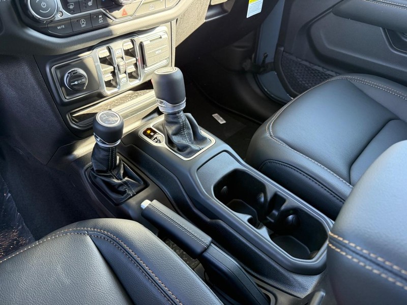 Jeep Gladiator Vehicle Full-screen Gallery Image 26