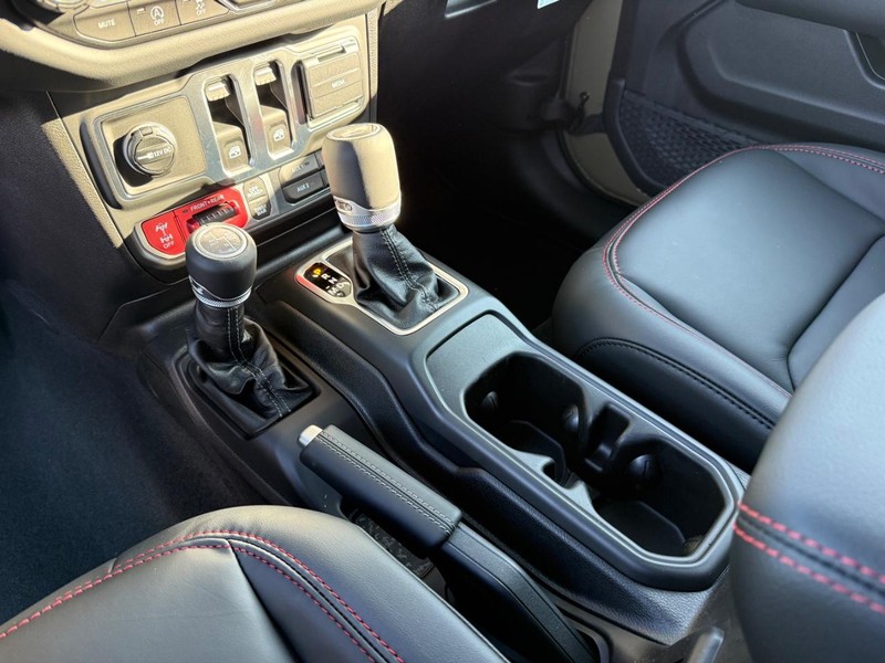 Jeep Wrangler Vehicle Full-screen Gallery Image 24