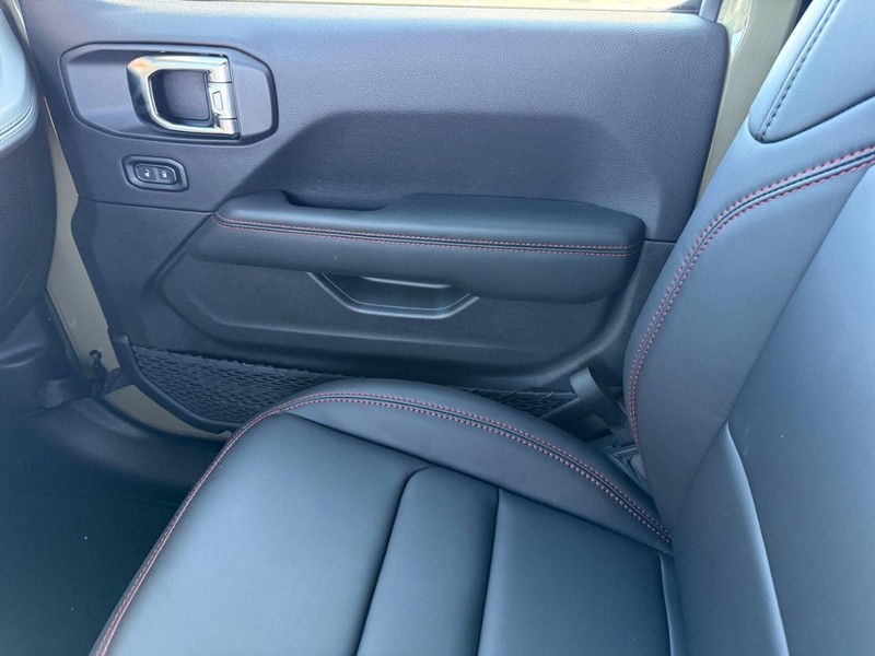 Jeep Wrangler Vehicle Full-screen Gallery Image 25