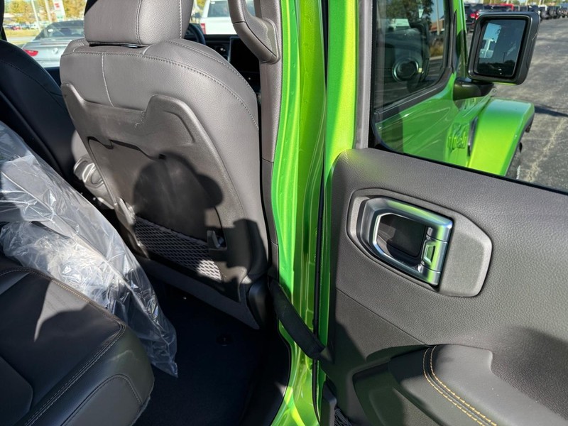 Jeep Gladiator Vehicle Full-screen Gallery Image 11