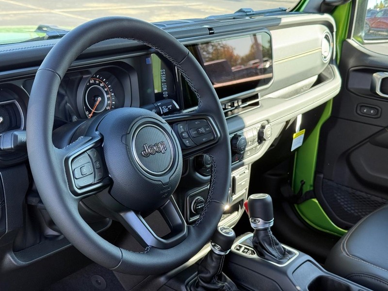 Jeep Gladiator Vehicle Full-screen Gallery Image 18