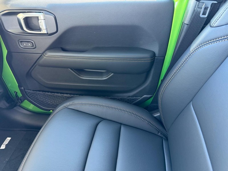 Jeep Gladiator Vehicle Full-screen Gallery Image 27