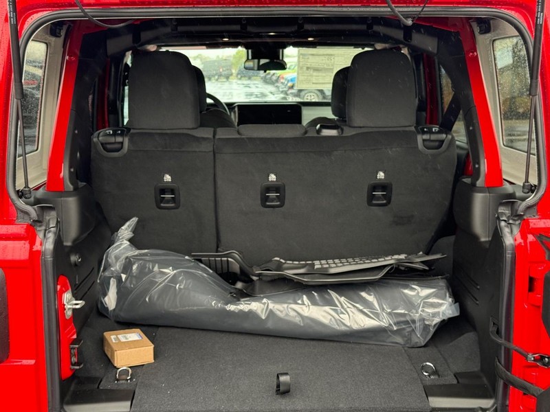 Jeep Wrangler Vehicle Full-screen Gallery Image 7