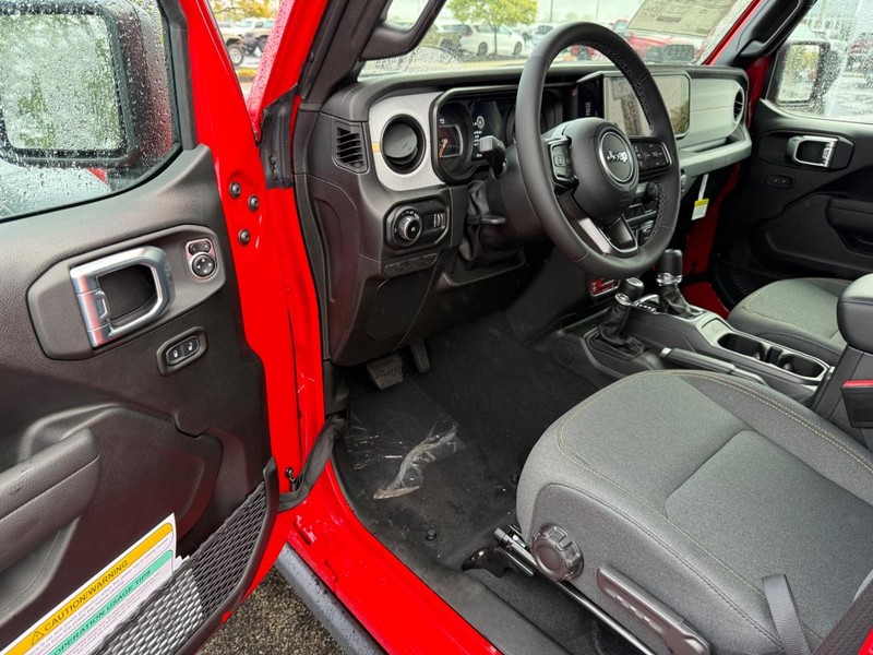 Jeep Wrangler Vehicle Full-screen Gallery Image 17