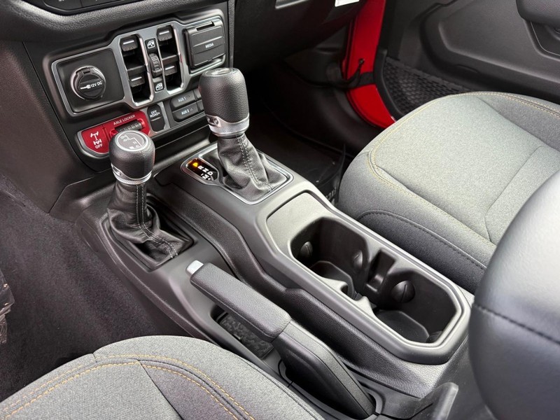 Jeep Wrangler Vehicle Full-screen Gallery Image 27