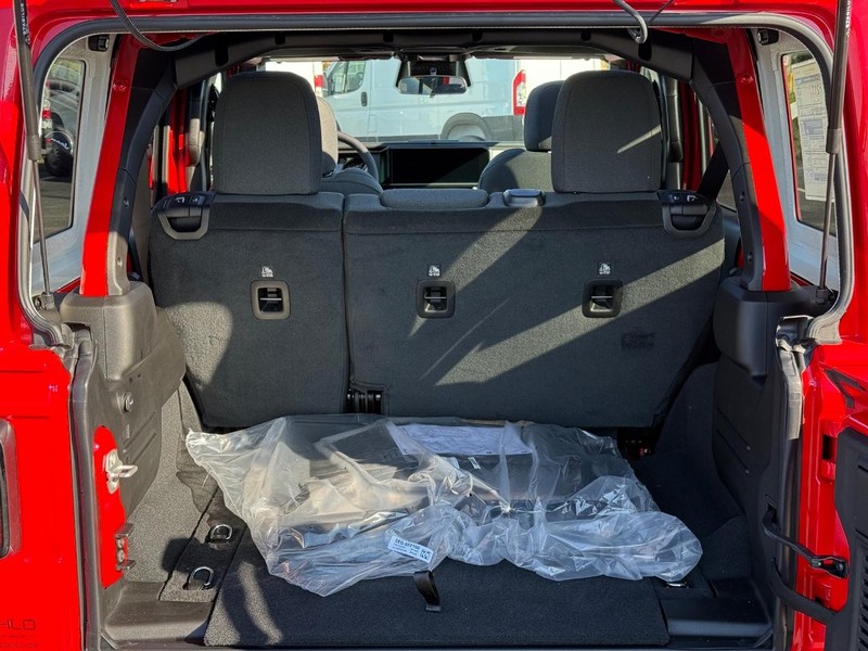 Jeep Wrangler Vehicle Full-screen Gallery Image 7