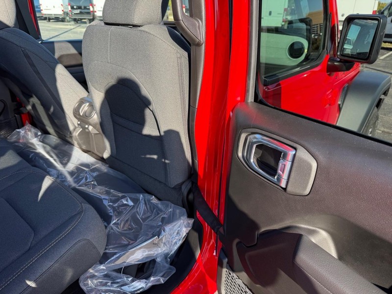 Jeep Wrangler Vehicle Full-screen Gallery Image 11