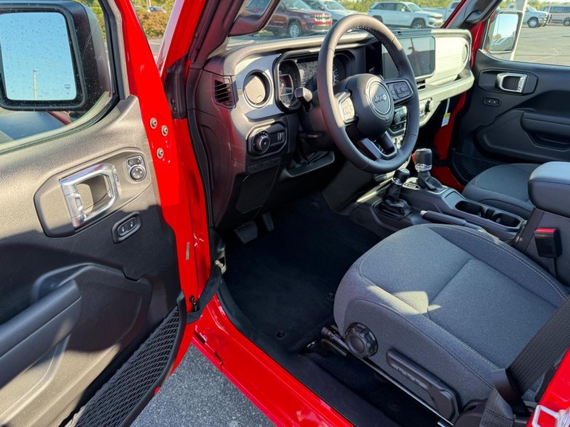 Jeep Wrangler Vehicle Full-screen Gallery Image 17