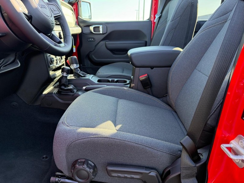 Jeep Wrangler Vehicle Full-screen Gallery Image 18