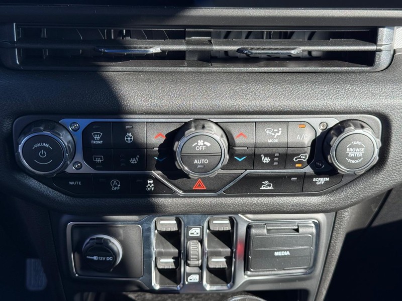 Jeep Wrangler Vehicle Full-screen Gallery Image 26