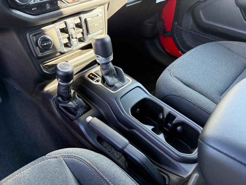 Jeep Wrangler Vehicle Full-screen Gallery Image 27