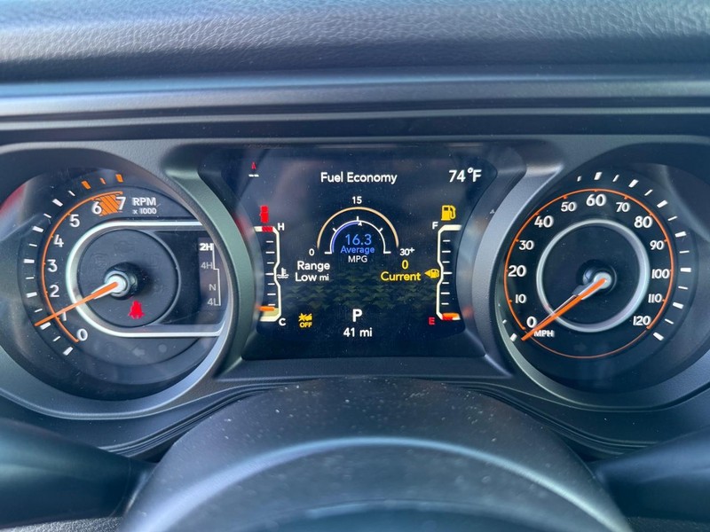 Jeep Wrangler Vehicle Full-screen Gallery Image 30