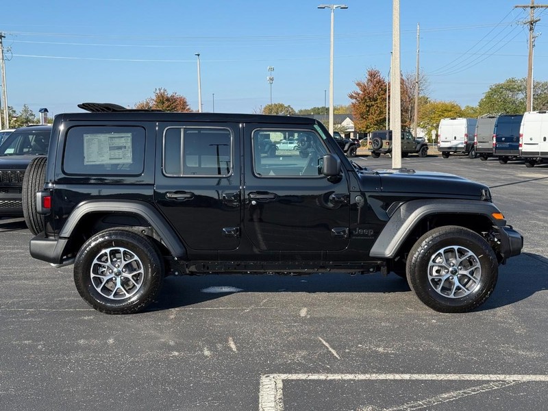 Jeep Wrangler Vehicle Full-screen Gallery Image 2
