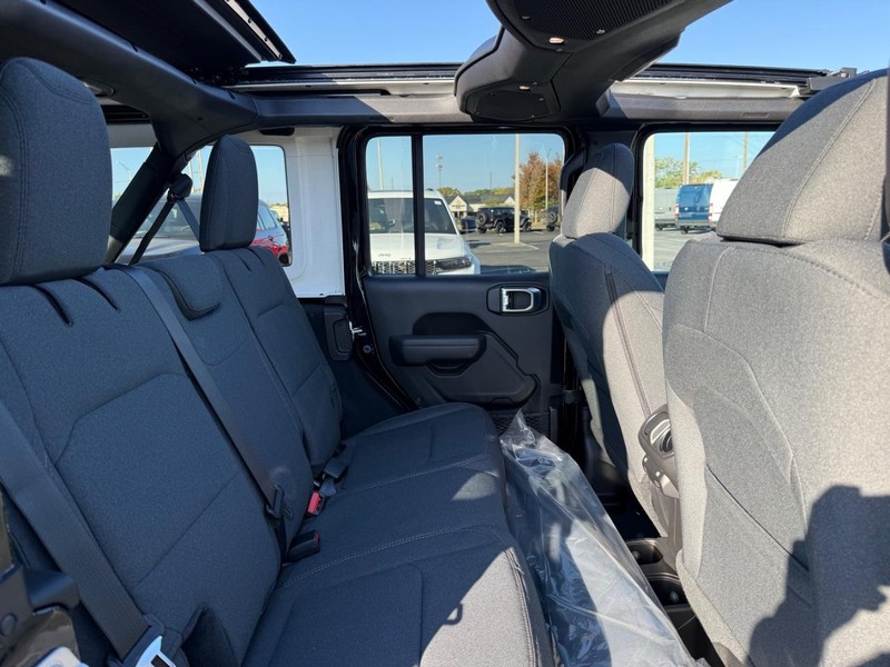 Jeep Wrangler Vehicle Full-screen Gallery Image 10