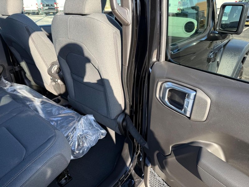 Jeep Wrangler Vehicle Full-screen Gallery Image 11