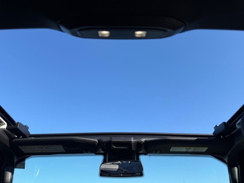 Jeep Wrangler Vehicle Full-screen Gallery Image 12