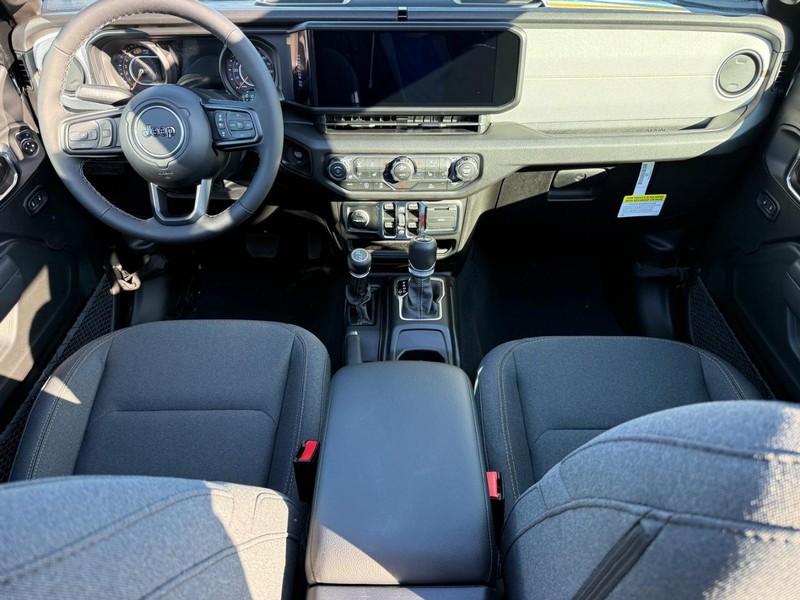 Jeep Wrangler Vehicle Full-screen Gallery Image 13