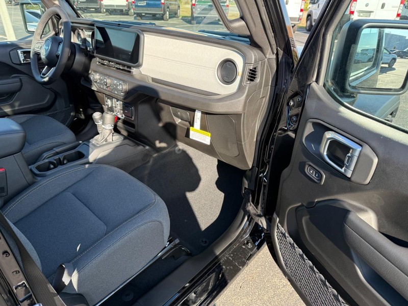 Jeep Wrangler Vehicle Full-screen Gallery Image 15