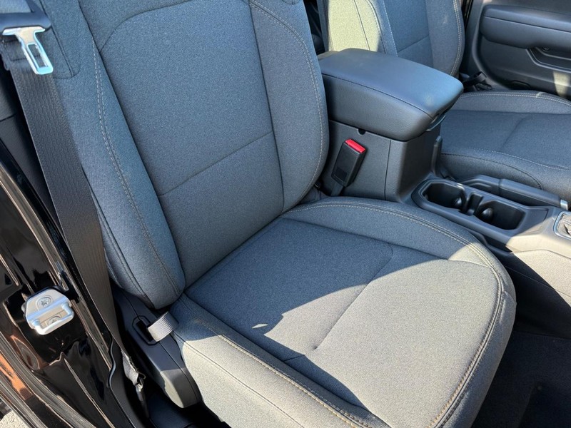 Jeep Wrangler Vehicle Full-screen Gallery Image 16