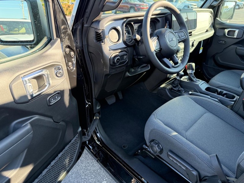 Jeep Wrangler Vehicle Full-screen Gallery Image 17