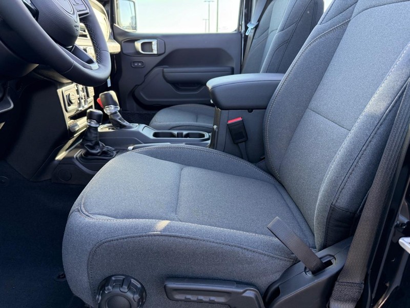 Jeep Wrangler Vehicle Full-screen Gallery Image 18