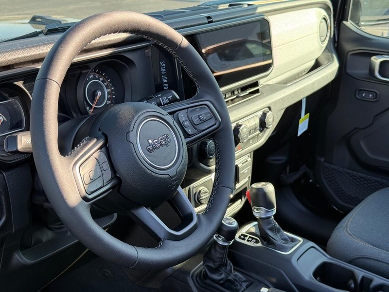 Jeep Wrangler Vehicle Full-screen Gallery Image 19
