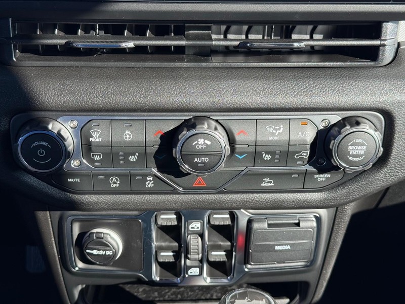 Jeep Wrangler Vehicle Full-screen Gallery Image 26