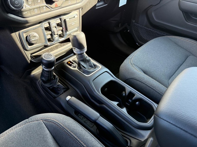 Jeep Wrangler Vehicle Full-screen Gallery Image 27