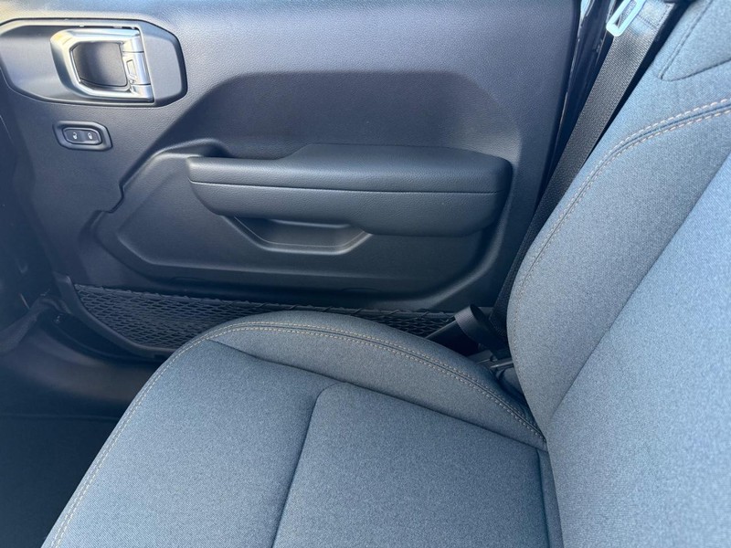 Jeep Wrangler Vehicle Full-screen Gallery Image 28