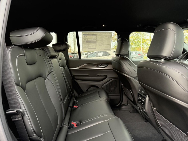 Jeep Grand Cherokee Vehicle Full-screen Gallery Image 12