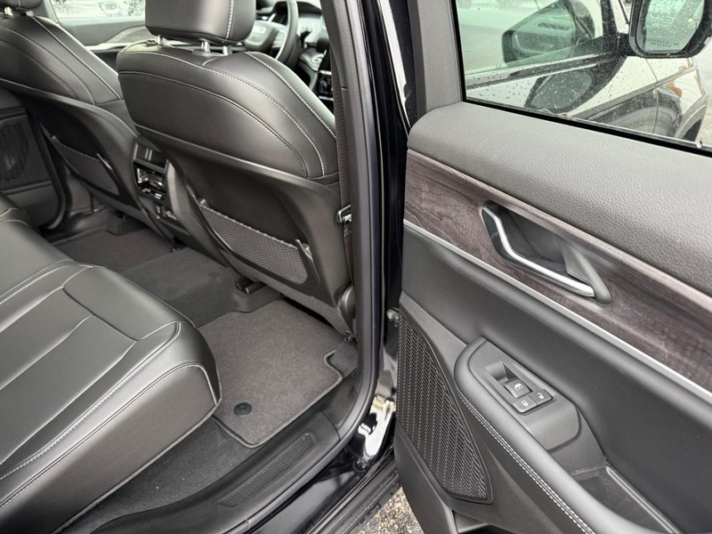 Jeep Grand Cherokee Vehicle Full-screen Gallery Image 13