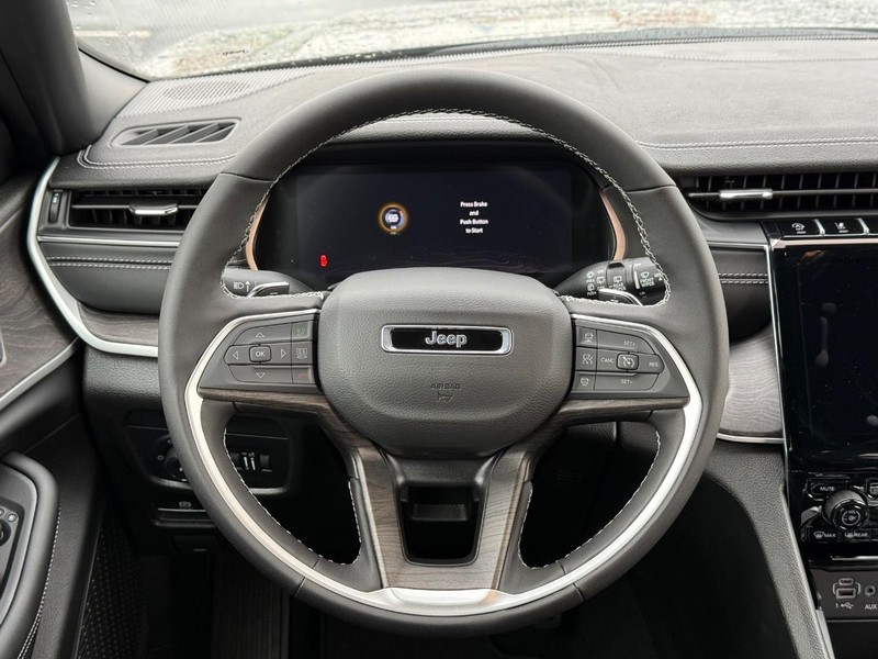 Jeep Grand Cherokee Vehicle Full-screen Gallery Image 15