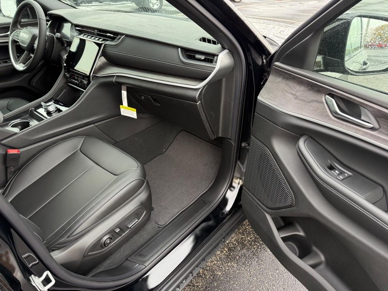 Jeep Grand Cherokee Vehicle Full-screen Gallery Image 16