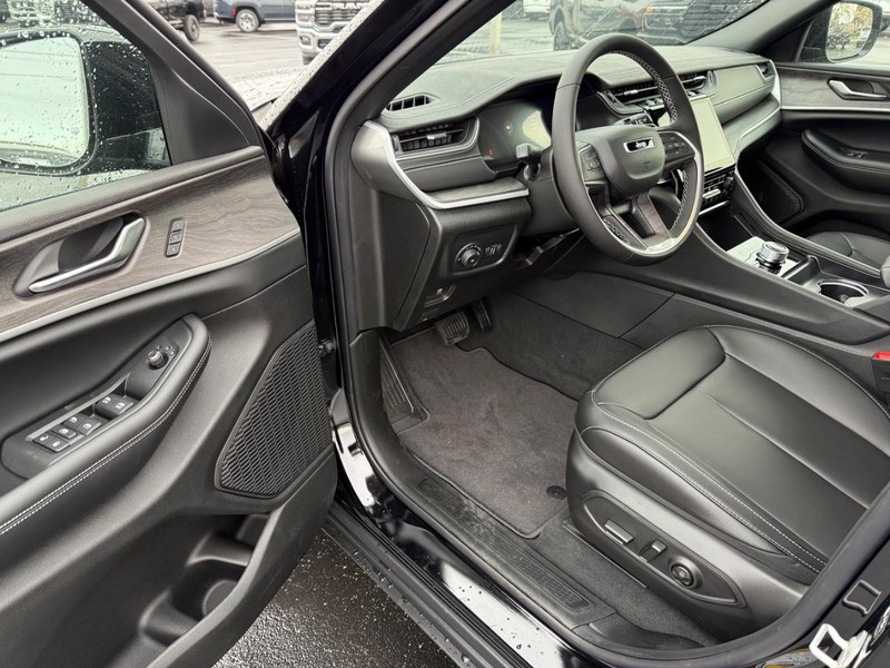 Jeep Grand Cherokee Vehicle Full-screen Gallery Image 18