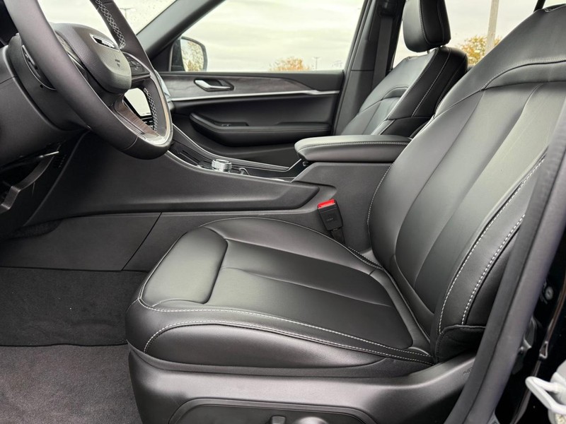 Jeep Grand Cherokee Vehicle Full-screen Gallery Image 19