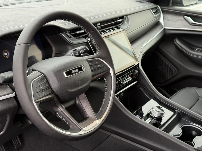 Jeep Grand Cherokee Vehicle Full-screen Gallery Image 20