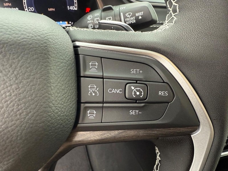 Jeep Grand Cherokee Vehicle Full-screen Gallery Image 22