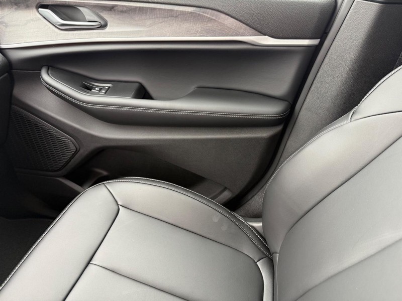 Jeep Grand Cherokee Vehicle Full-screen Gallery Image 29