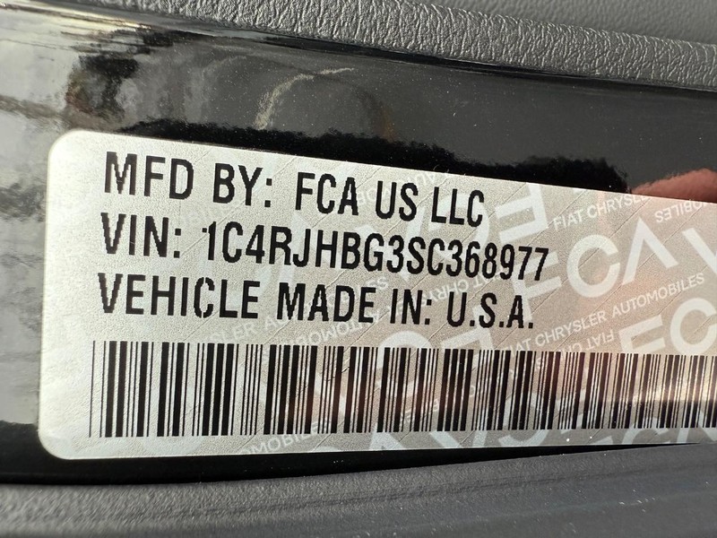 Jeep Grand Cherokee Vehicle Full-screen Gallery Image 33