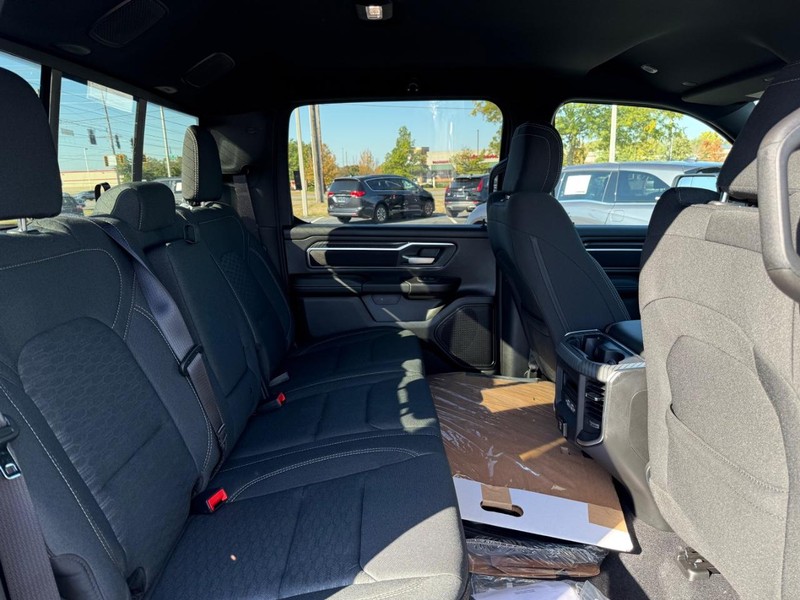 Ram 1500 Vehicle Full-screen Gallery Image 10