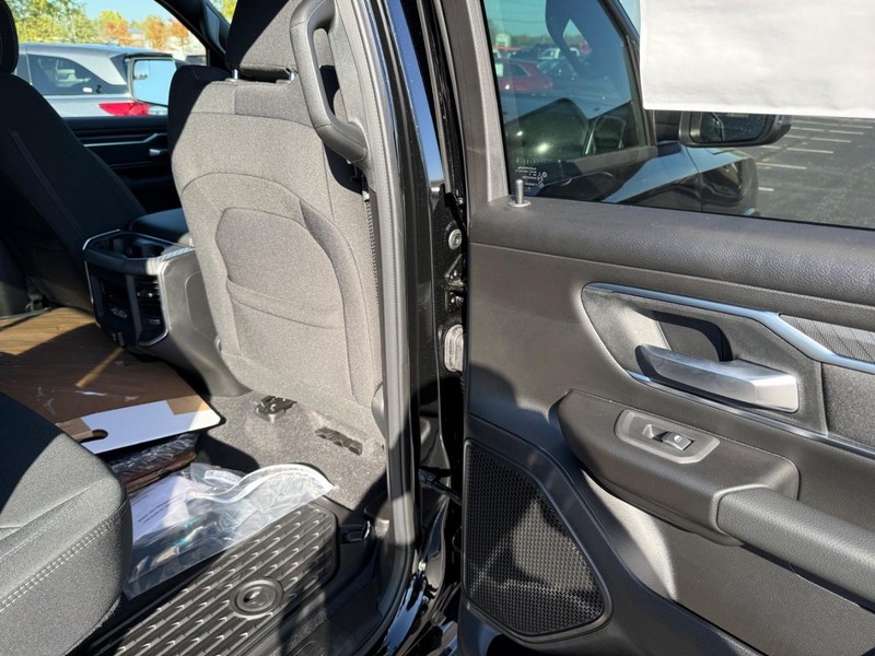 Ram 1500 Vehicle Full-screen Gallery Image 11