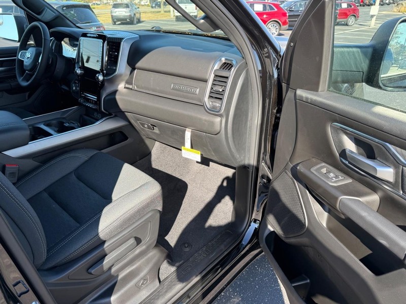 Ram 1500 Vehicle Full-screen Gallery Image 14