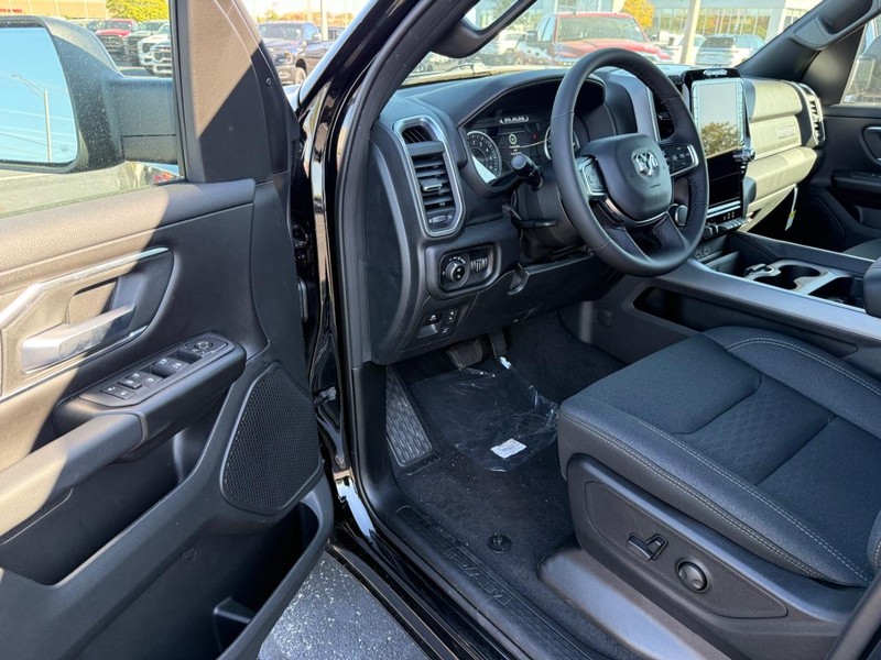 Ram 1500 Vehicle Full-screen Gallery Image 16