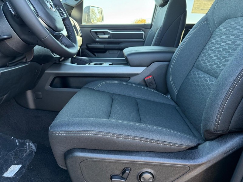 Ram 1500 Vehicle Full-screen Gallery Image 17