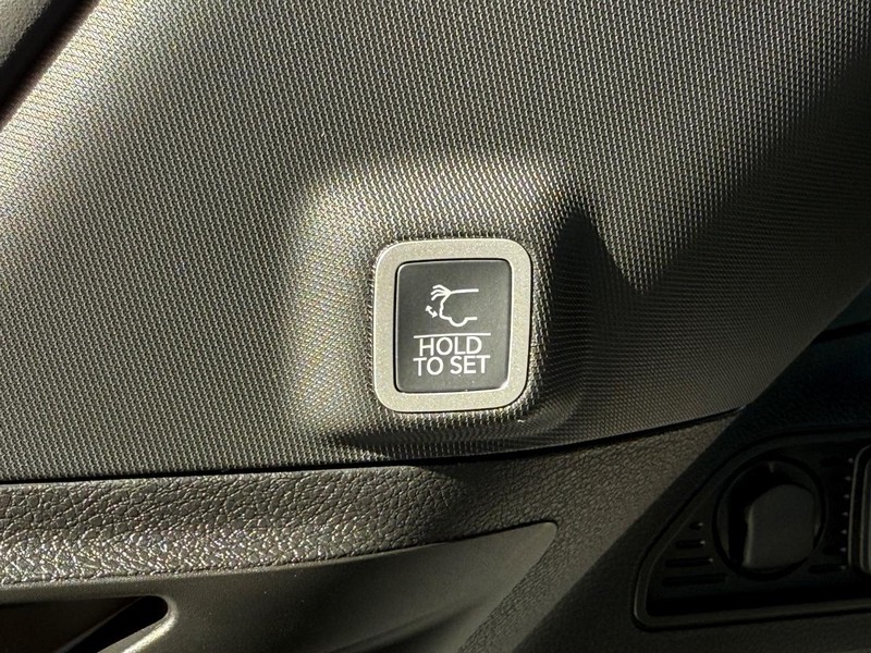 Jeep Grand Cherokee Vehicle Full-screen Gallery Image 8