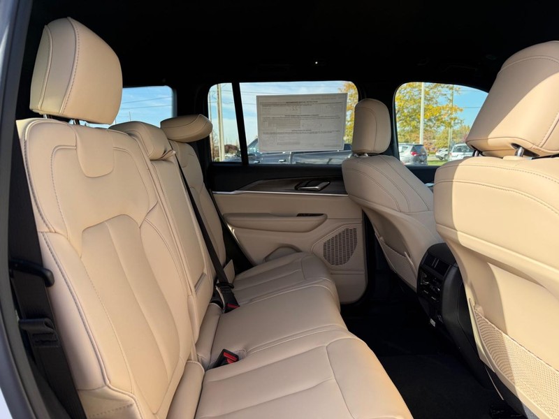 Jeep Grand Cherokee Vehicle Full-screen Gallery Image 11