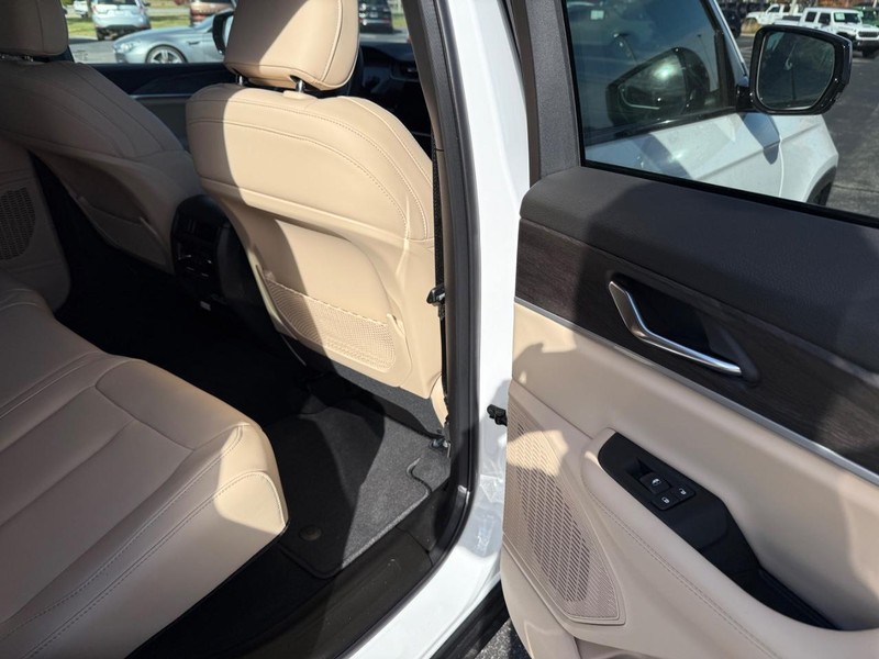 Jeep Grand Cherokee Vehicle Full-screen Gallery Image 12