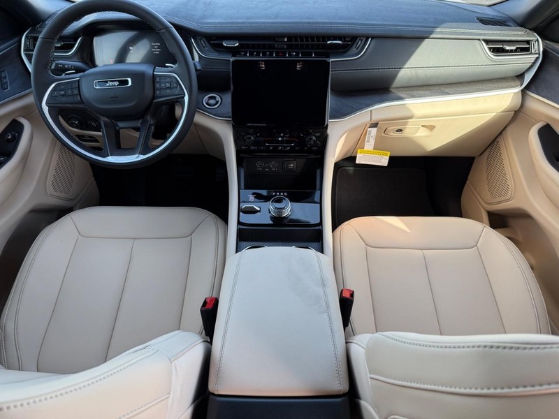 Jeep Grand Cherokee Vehicle Full-screen Gallery Image 13